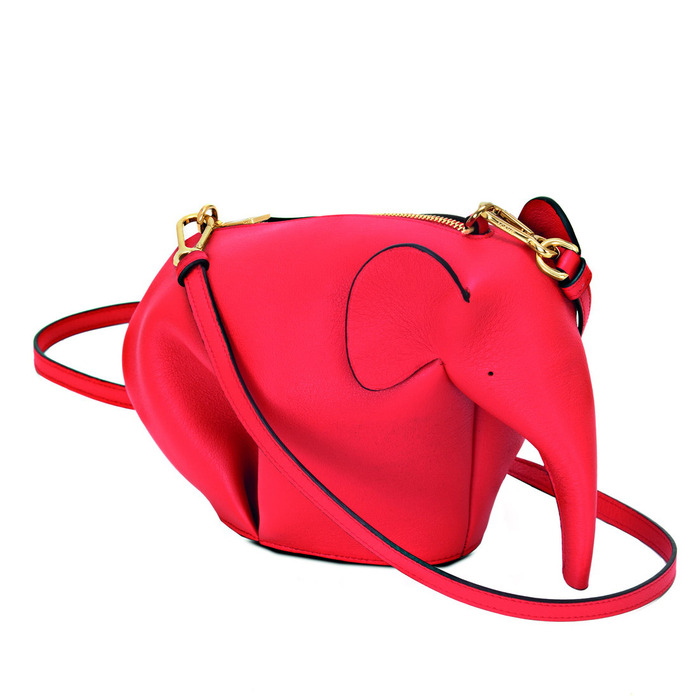 LOEWE 大象紅色牛皮斜背小包,41,000元。